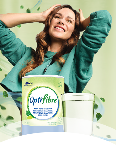  Usmievajúca sa žena so zdvihnutými rukami pri produkte s rozpustnou vlákninou.