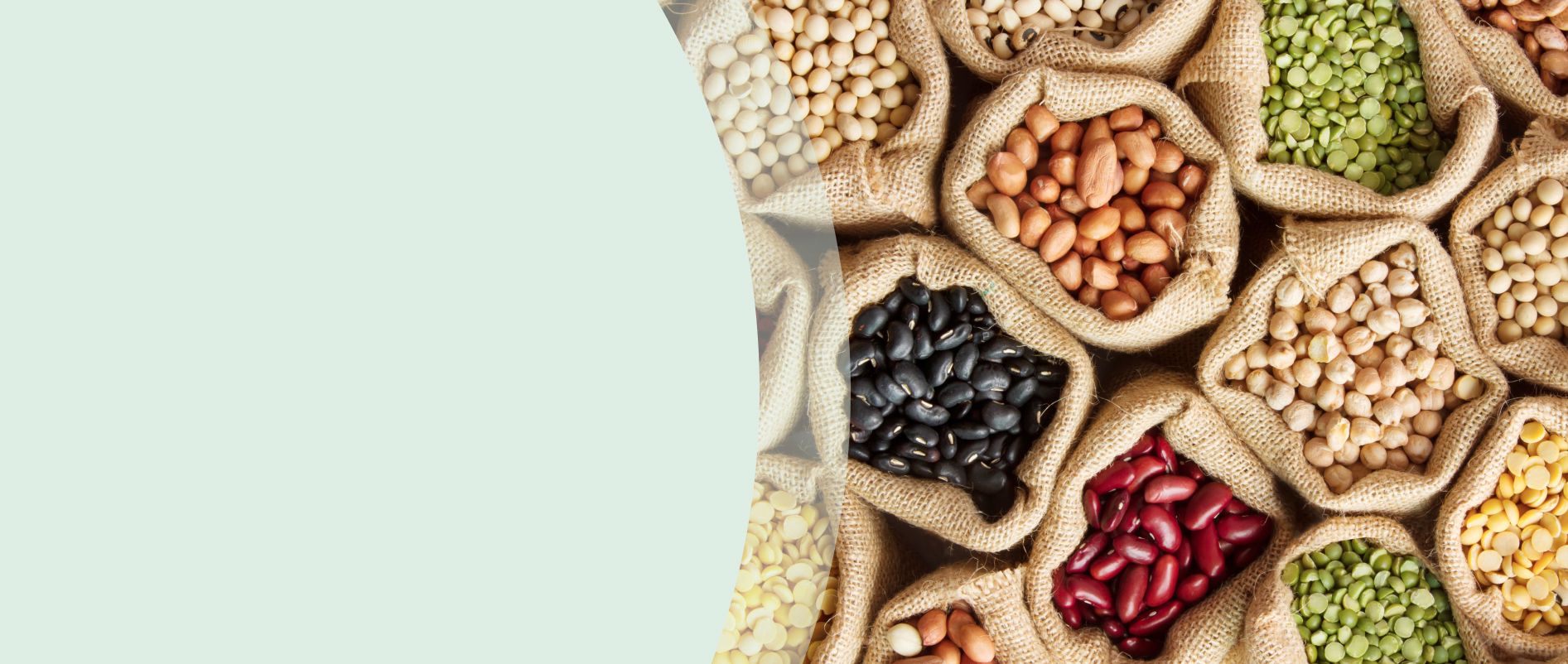  Rôzne druhy strukovín nasypané v jutových vrecúškach zhora.