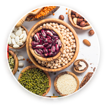 Zmes strukovín a semien v okrúhlych miskách zhora