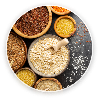 Rôzne obilniny nasypané v miskách zhora.