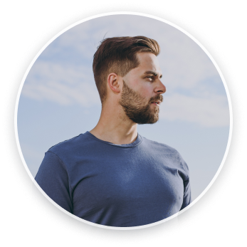 Muž stojaci vonku a hľadiaci do diaľky.