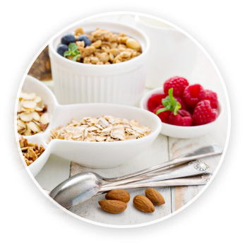 Podnos s celozrnnými potravinami, orechmi a ovocím.