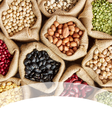  Rôzne druhy strukovín nasypané v jutových vrecúškach zhora.