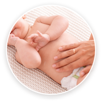 Ruky položené na bruchu symbolizujúce imunitu a zdravie čriev.