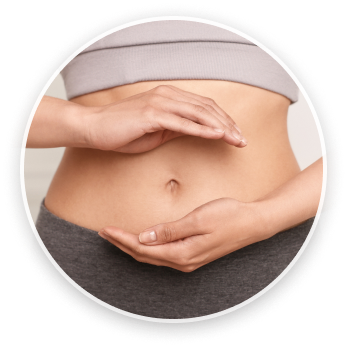 Ruky položené na bruchu ako symbol starostlivosti o trávenie.