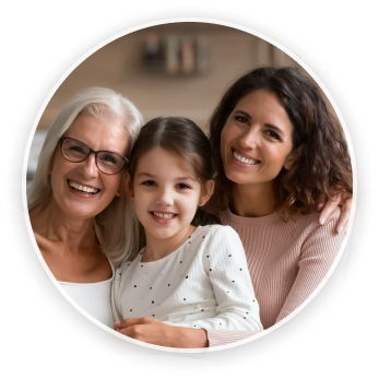 Babička, matka a vnučka sa usmievajú